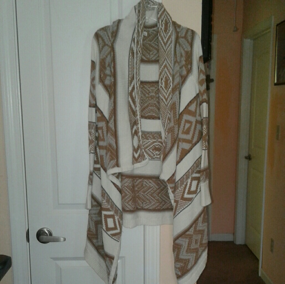 Thick Sweater with Abstract Patterns
